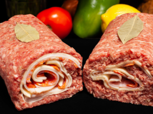 ROLO CARNE PICADA C/ QUEIJO, FIAMBRE E CHOURIÇÃO