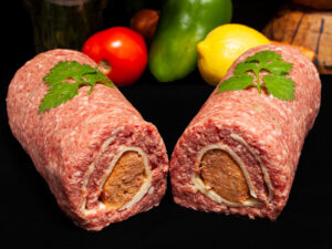 ROLO CARNE PICADA RECHEADO C/ QUEIJO E ALHEIRA
