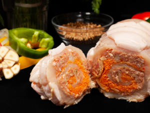 PEITO FRANGO C/ ALHEIRA COGUMELOS E CENOURA